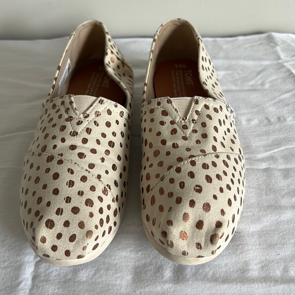 Cream/beige with metallic gold, Toms slip on